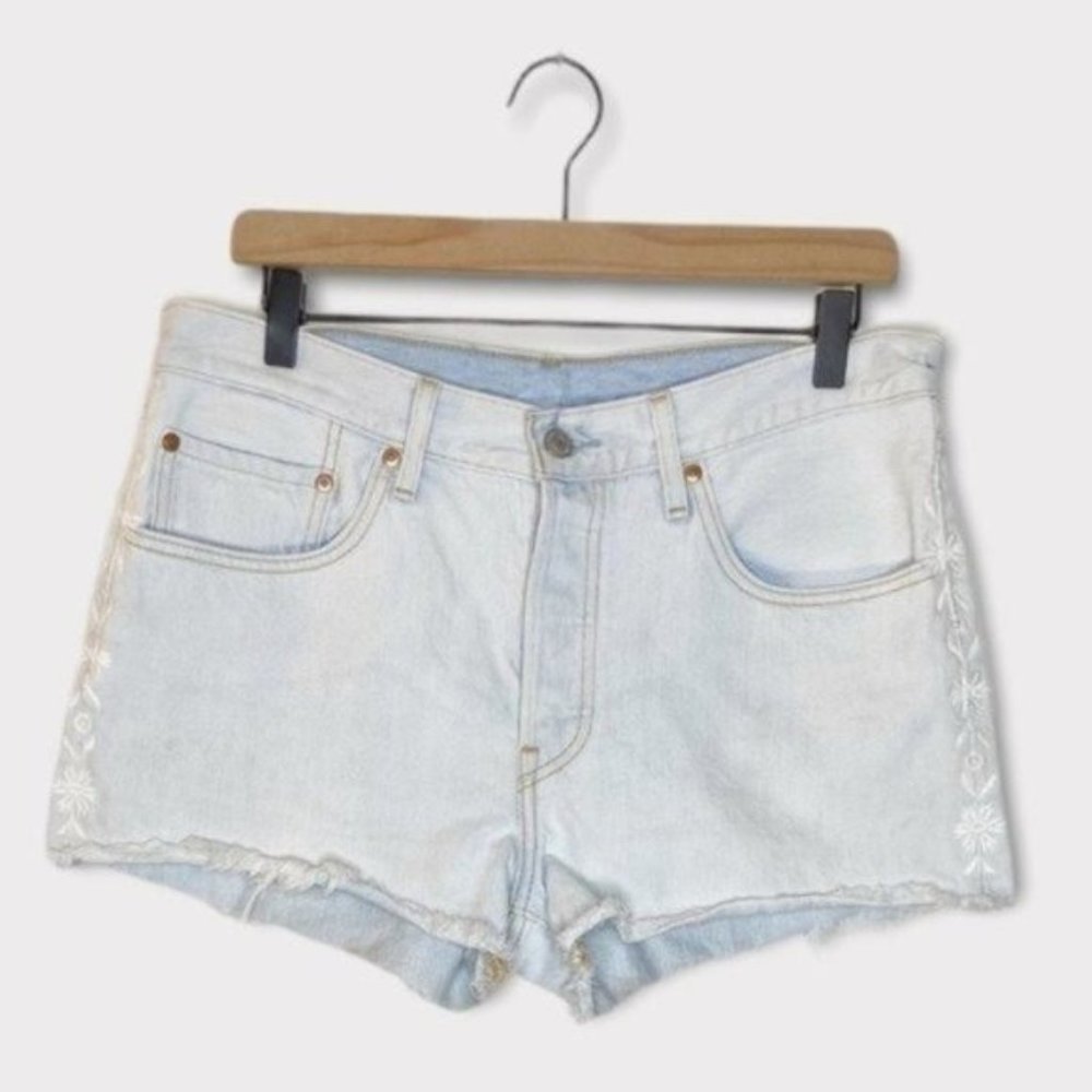 Levi’s 501 Women’s light wash high rise embroidered shorts